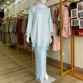 Kurung Khaleeda ELEMMIERA Kurung Moden Satin dengan jahitan Sulam di baju bersama kain Pleated halus yang Elegant