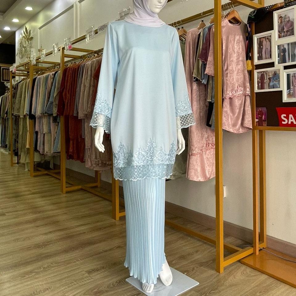 Kurung Khaleeda ELEMMIERA Kurung Moden Satin dengan jahitan Sulam di baju bersama kain Pleated halus yang Elegant