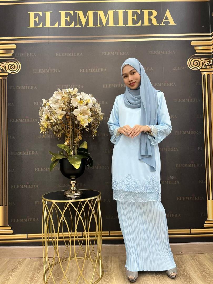 Kurung Khaleeda ELEMMIERA Kurung Moden Satin dengan jahitan Sulam di baju bersama kain Pleated halus yang Elegant