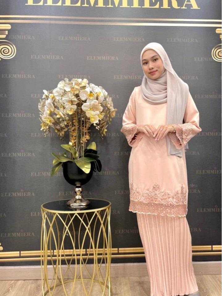 Kurung Khaleeda ELEMMIERA Kurung Moden Satin dengan jahitan Sulam di baju bersama kain Pleated halus yang Elegant