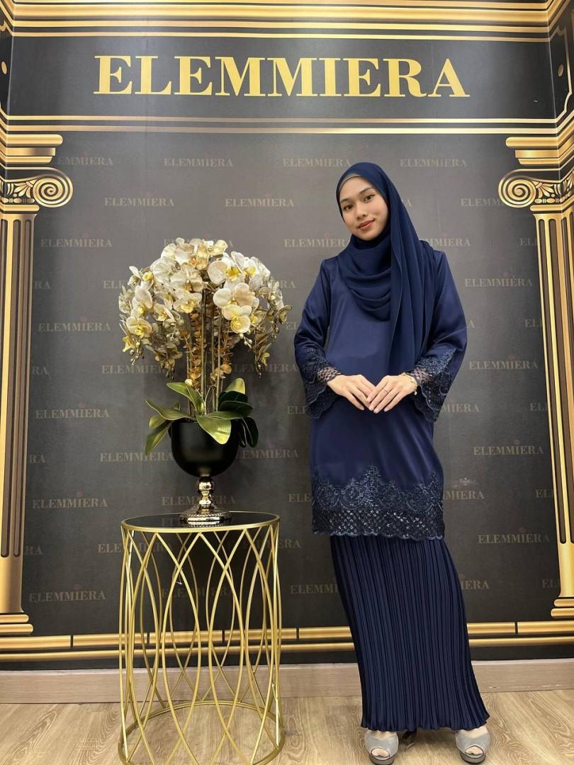 Kurung Khaleeda ELEMMIERA Kurung Moden Satin dengan jahitan Sulam di baju bersama kain Pleated halus yang Elegant