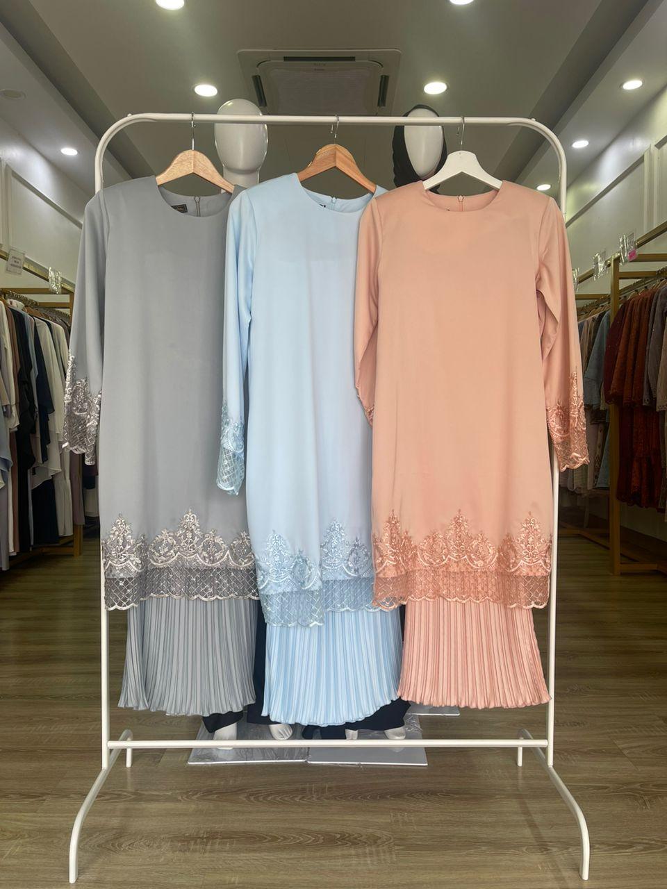 Kurung Khaleeda ELEMMIERA Kurung Moden Satin dengan jahitan Sulam di baju bersama kain Pleated halus yang Elegant