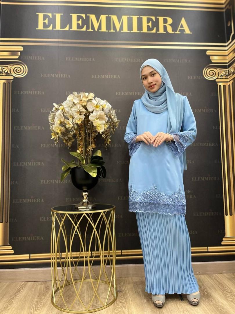 Kurung Khaleeda ELEMMIERA Kurung Moden Satin dengan jahitan Sulam di baju bersama kain Pleated halus yang Elegant