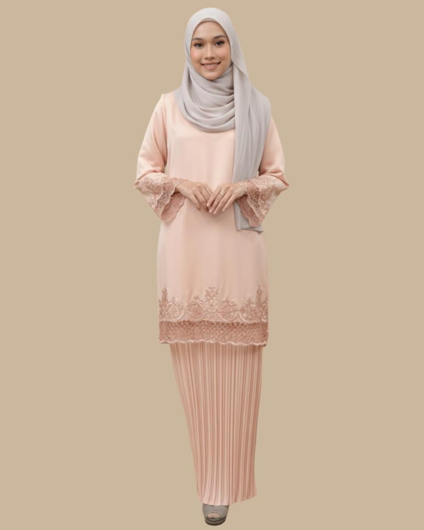 Kurung Khaleeda ELEMMIERA Kurung Moden Satin dengan jahitan Sulam di baju bersama kain Pleated halus yang Elegant